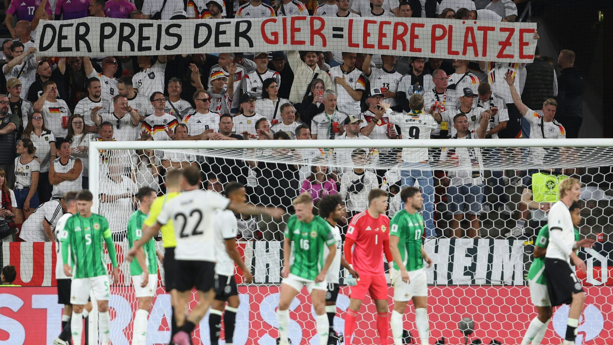 Fans von Deutschland sind zu sehen mit einem Banner während des Qualifikationsspiels zur WM 26 zwischen Deutschland und Nordirland in Köln