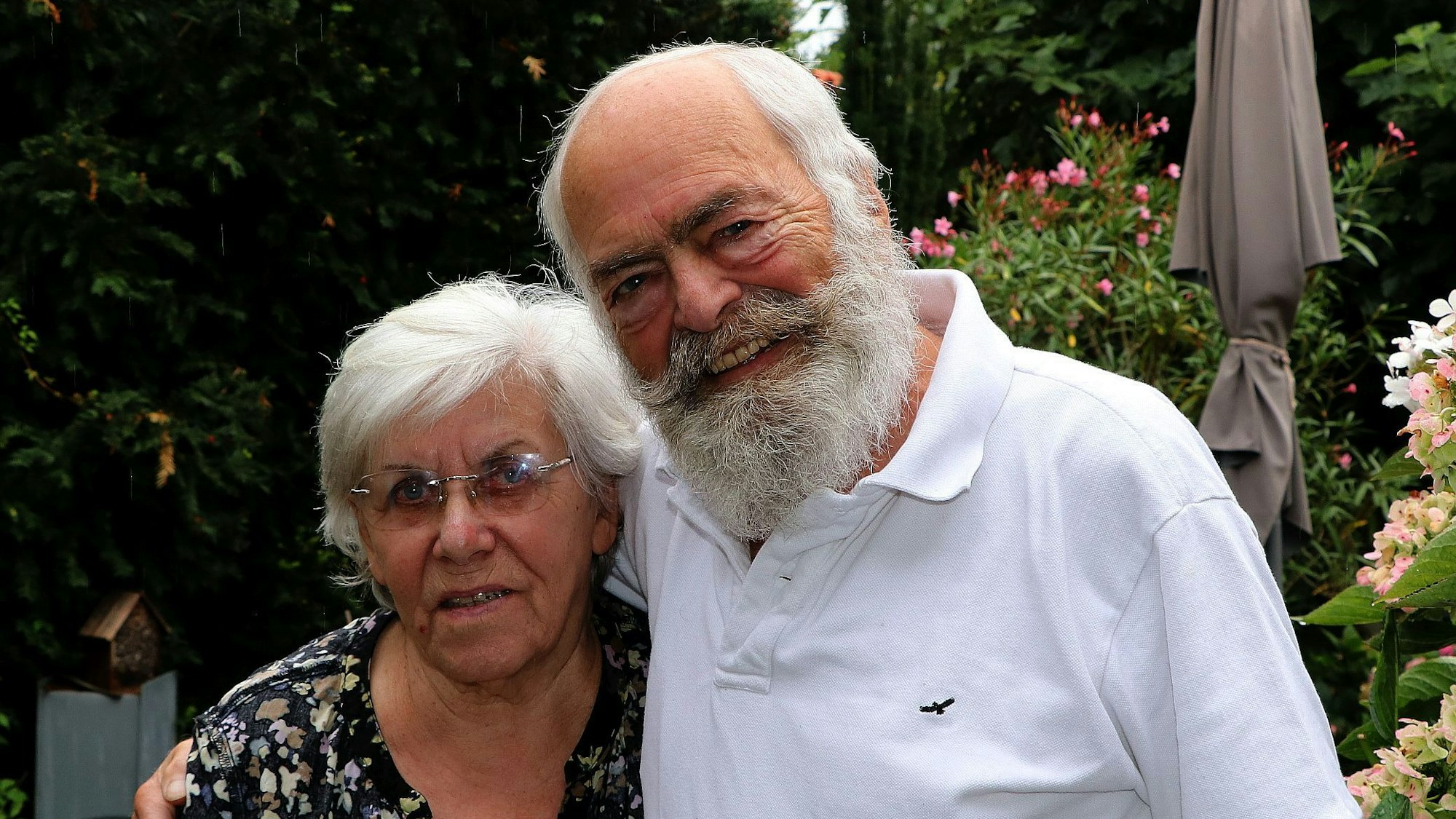 Das Foto zeigt ein älteres Ehepaar.