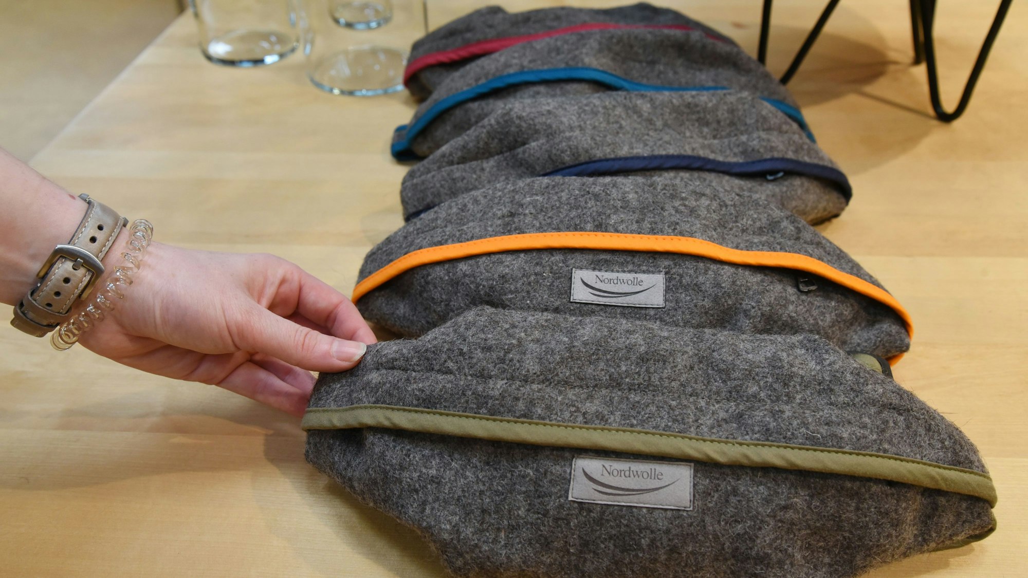 Bauchtauschen aus Rauwolle der Firma Nordwolle.