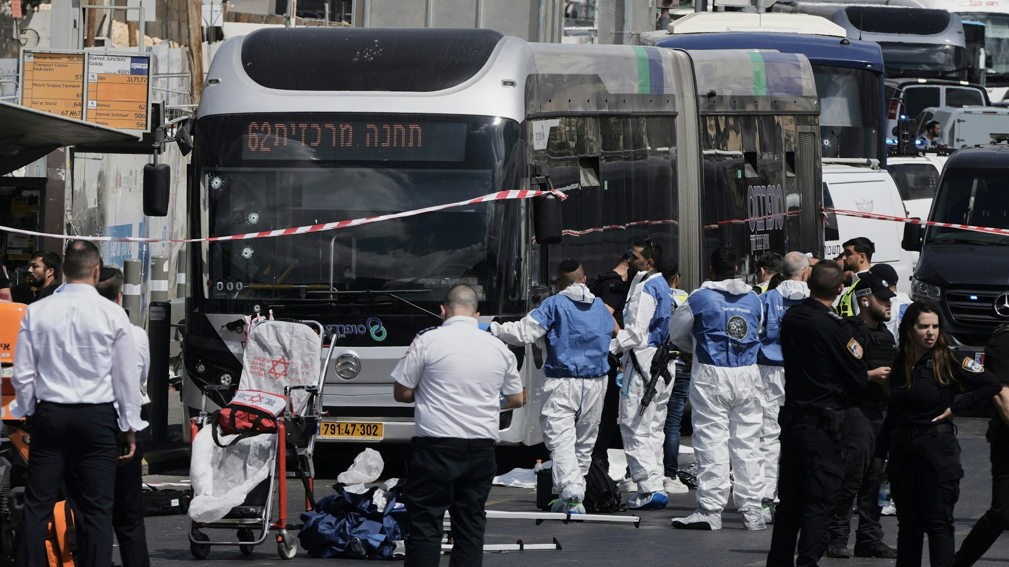 Israelische Polizisten und Rettungskräfte reagieren am Tatort eines Anschlags, bei dem mehrere Menschen in Jerusalem getötet und verletzt wurden.
