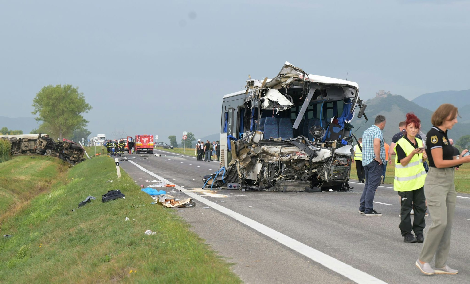 Beim Zusammenstoß eines Lastautos mit einem Linienbus wurde der Vorderteil des Busses zertrümmert, der Busfahrer starb im Krankenhaus.