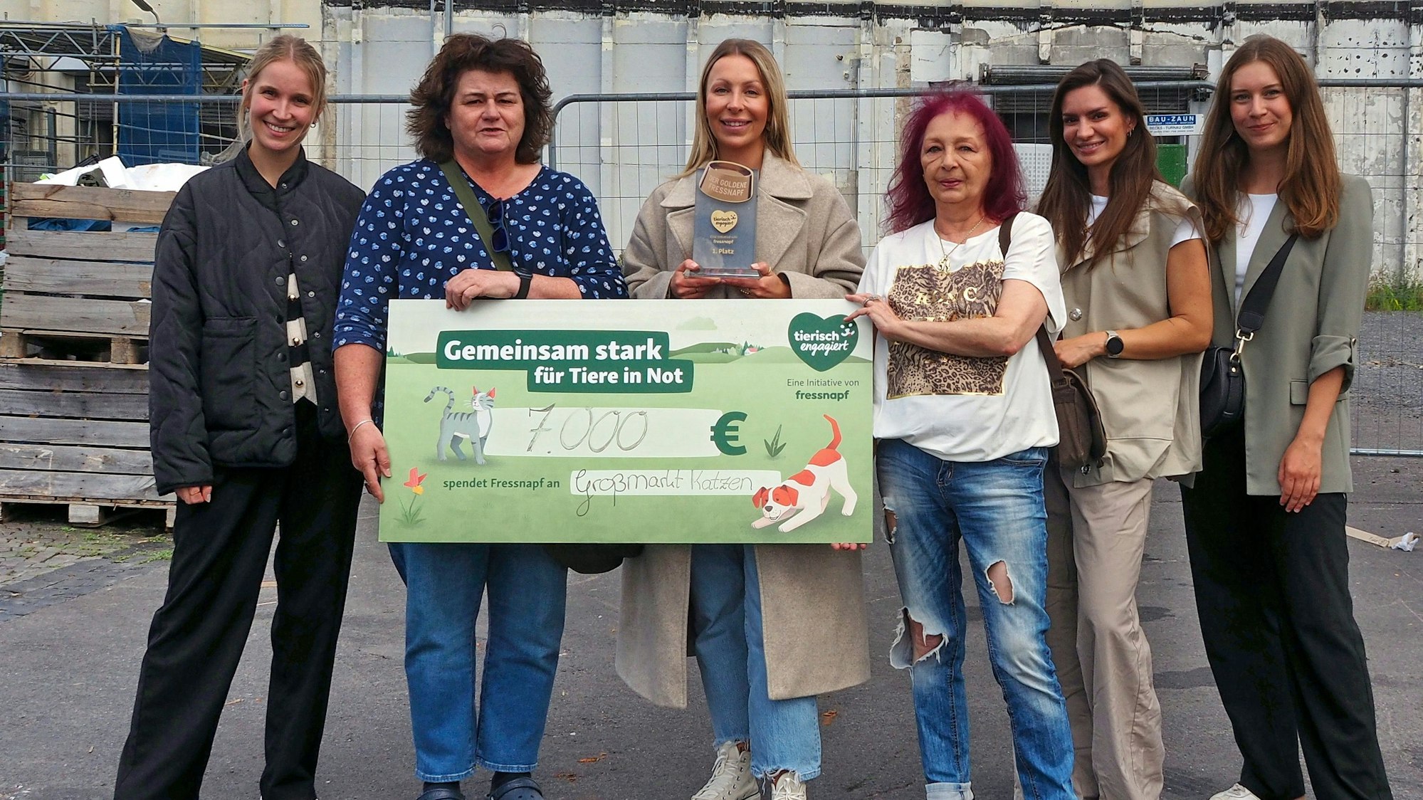 Theresa Spenrath (Fressnapf), Cerstin Heinrichs vom Katzenschutzbund Köln, Mania Leveringhaus, Gabriela Biesek von Straßenkatzen Köln, Fressnapf-Botschafterin Michèle de Roos und Lisa-Marie Willmes (Fressnapf) freuen sich über die Unterstützung für die Großmarktkatzen.