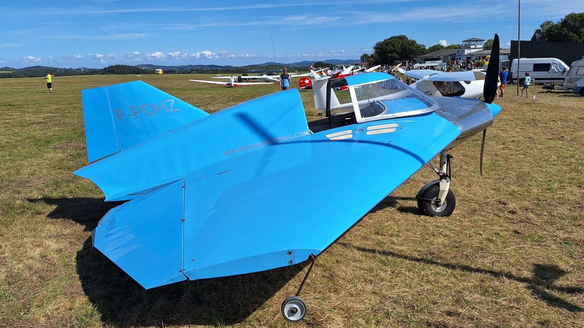 Das knallblaue kleine Flugzeug hat eine ungewöhnliche Form mit sehr großen Tragflächen.