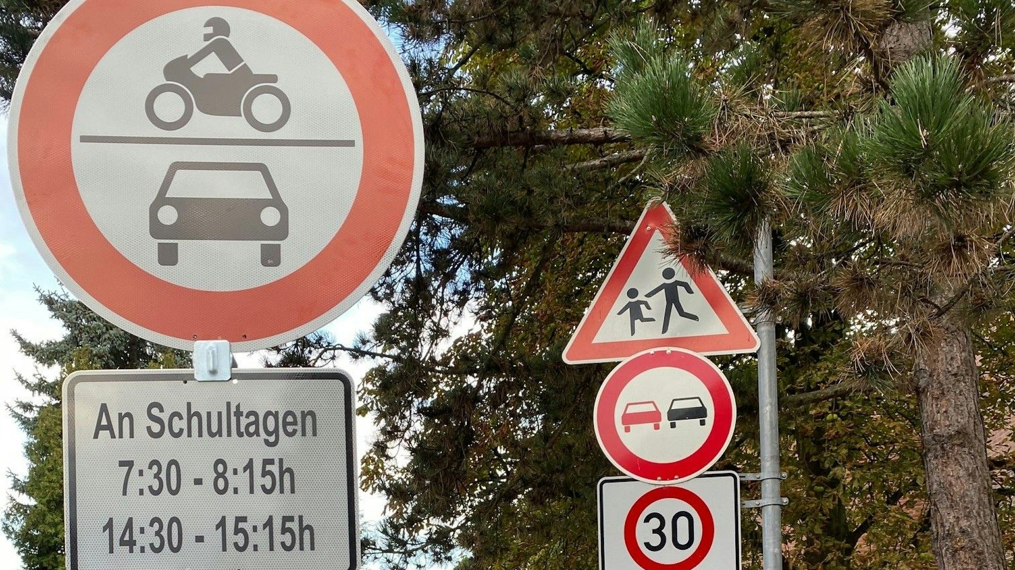 Das Verbotsschild mit den Sperrzeiten ist zu sehen.