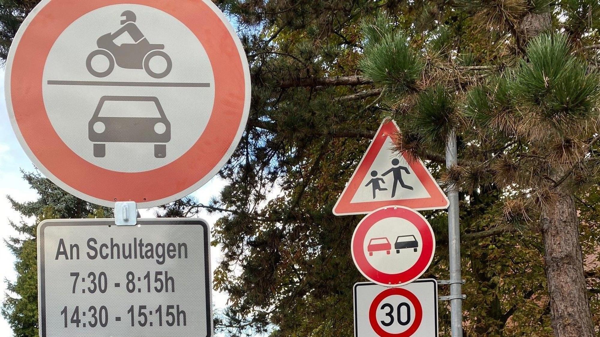 Das Verbotsschild mit den Sperrzeiten ist zu sehen.