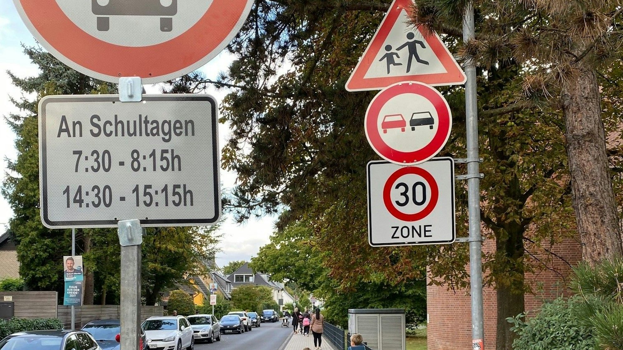 Schilder verbieten das Einfahren in eine Straße zu bestimmten Zeiten.
