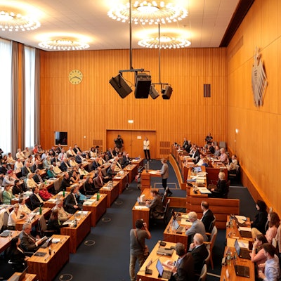 Die letzte Ratssitzung des Kölner Stadtrats vor der Kommunalwahl. Die Sitzung ist die 44. und letzte der laufenden Ratsperiode unter der Leitung von Oberbürgermeisterin Henriette Reker.