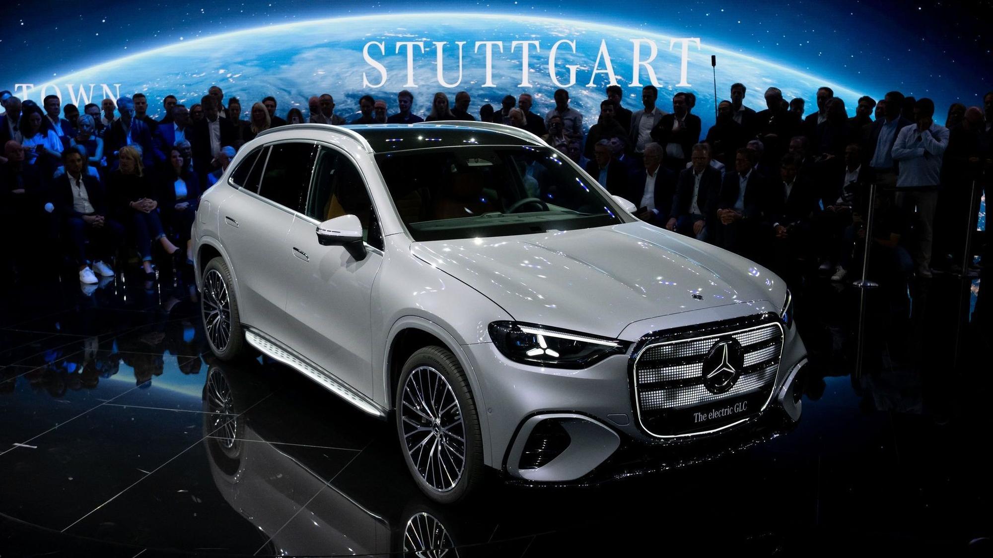 490 PS und eine Reichweite von 713 Kilometern: Mercedes bringt den elektrischen GLC für rund 72.000 Euro auf den Markt.