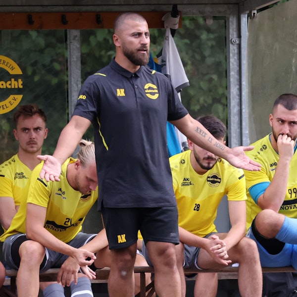 Blick auf einen Fußballtrainer vor der Ersatzbank