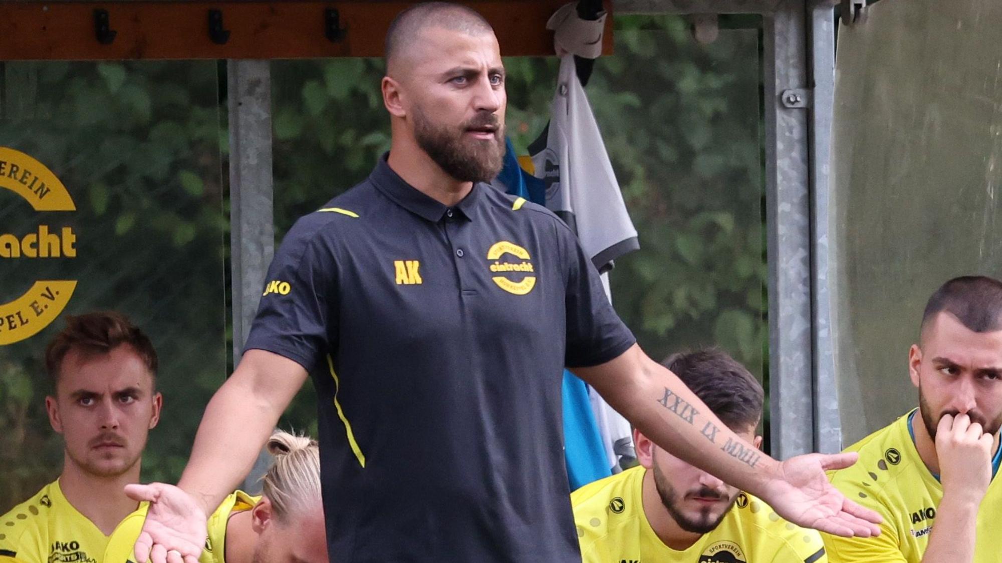 Blick auf einen Fußballtrainer vor der Ersatzbank