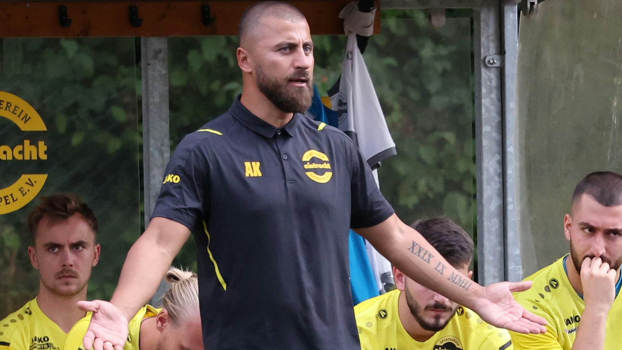 Blick auf einen Fußballtrainer vor der Ersatzbank