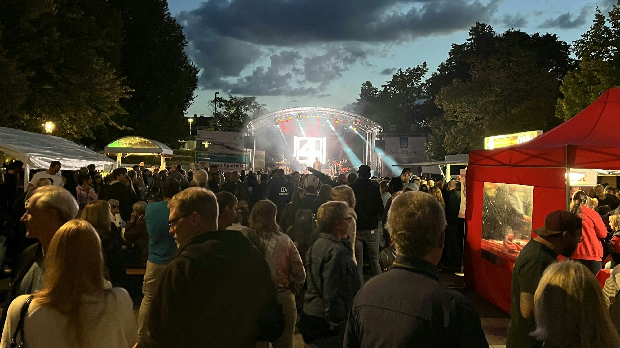 Auf dem Marktplatz wurden die Besucher bis in die Abendstunden von Live-Bands unterhalten.