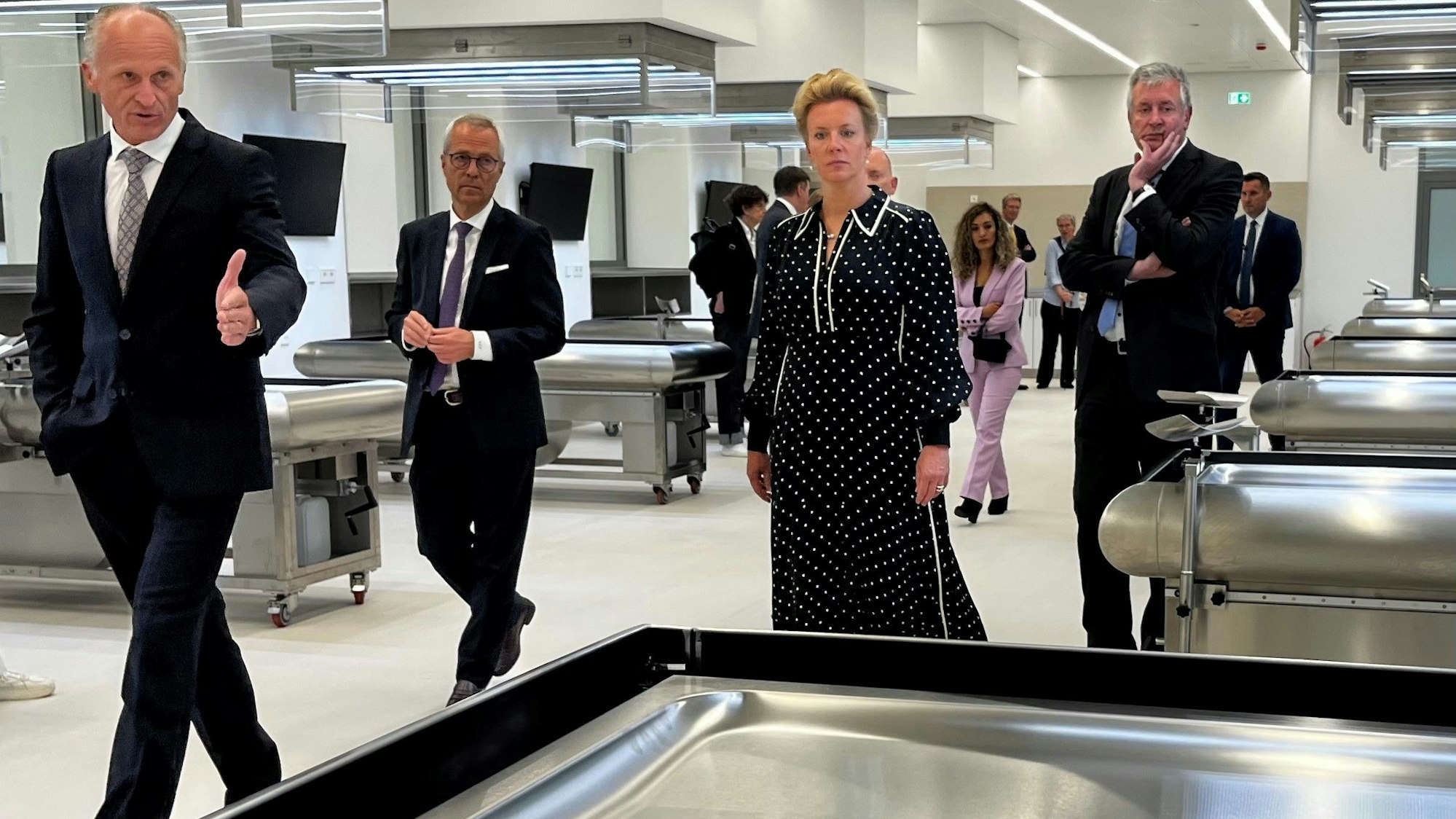 Eine Führung gab Prof. Martin Scaal (v.l.) Dekan Gereon Fink, Ministerin Ina Brandes und Edgar Schömig, Ärztlicher Direktor der Uniklinik. Rohlinger