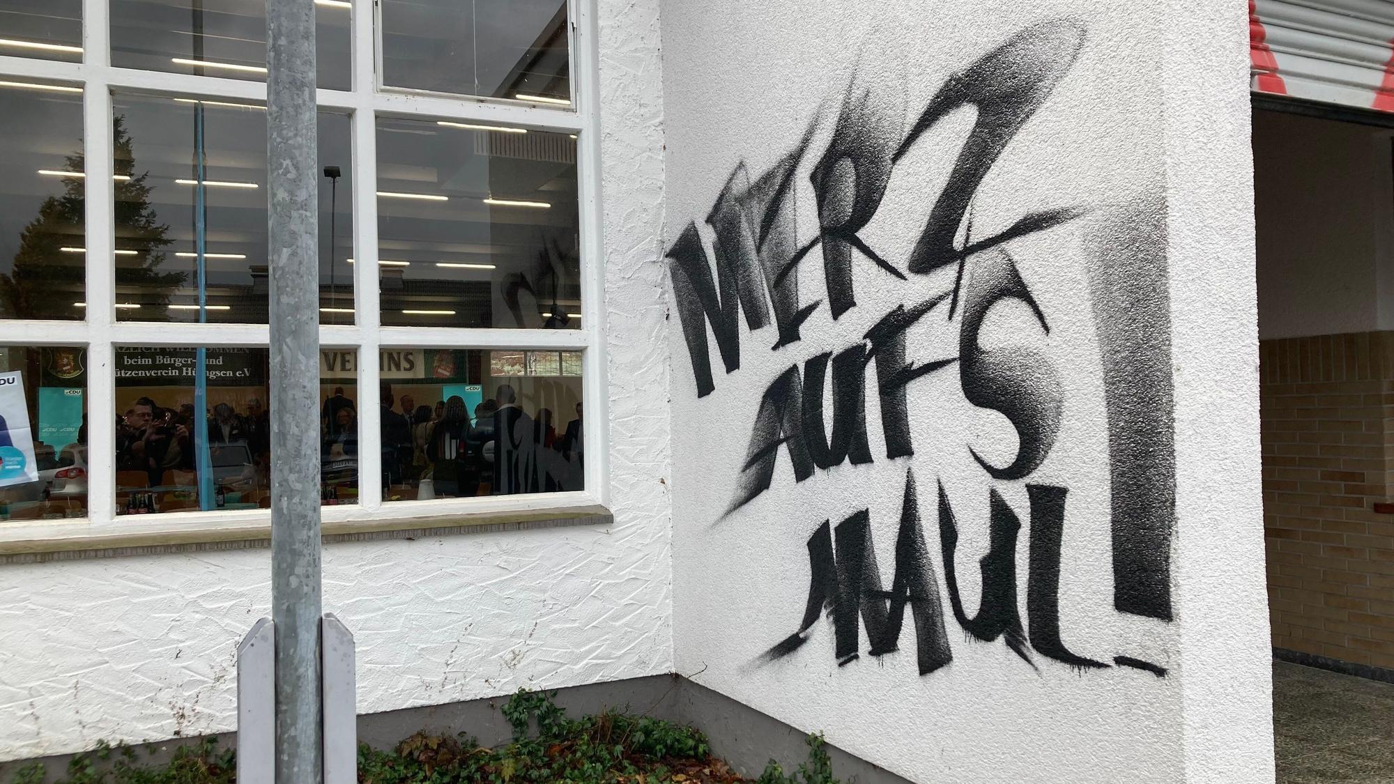 Die Schützenhalle im sauerländischen Menden wurde vor einem Besuch von Kanzlerkandidat Merz im Januar mit Schmähungen besprüht. (Archivbild)