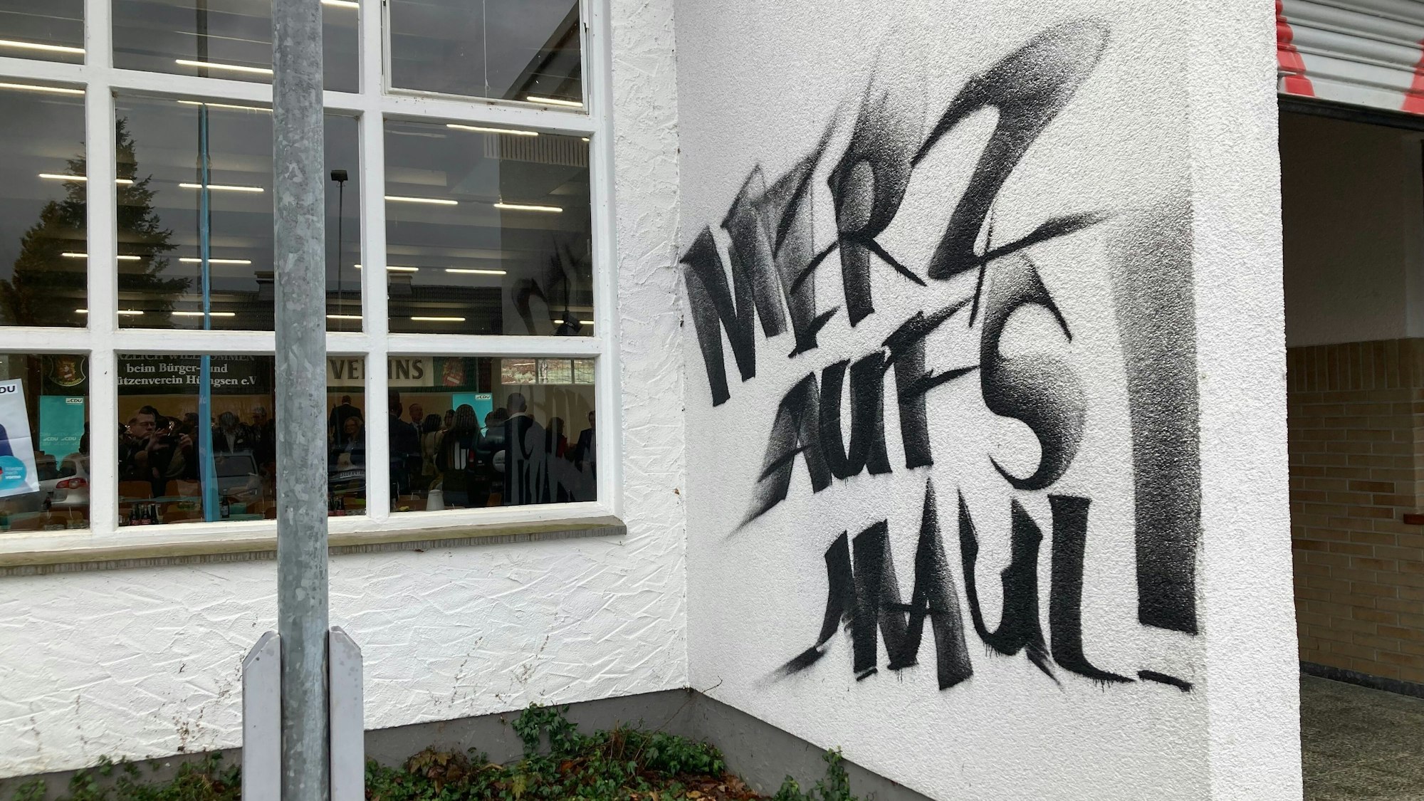 Die Schützenhalle im sauerländischen Menden wurde vor einem Besuch von Kanzlerkandidat Merz im Januar mit Schmähungen besprüht. (Archivbild)