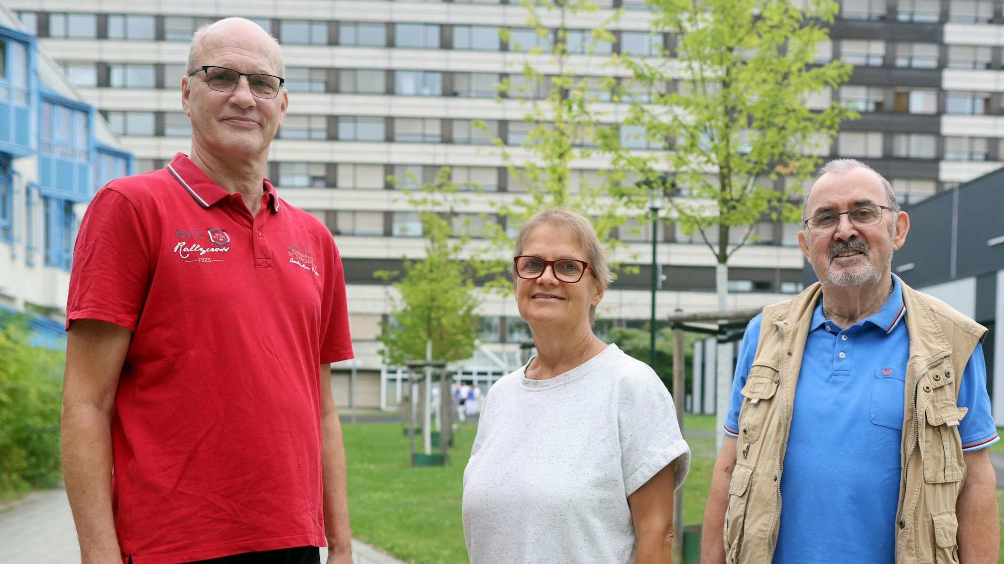 Nach ihren OPs im Klinikum Merheim waren Holger Rosenbrock (v.l.), Viola Frey und Norbert Goldschmidt fix wieder auf den Beinen.