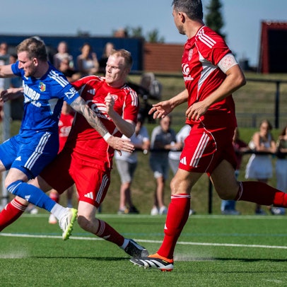 Ein Zülpicher Spieler spitzelt einem Gegenspieler von Teveren von hinten den Ball vom Fuß.