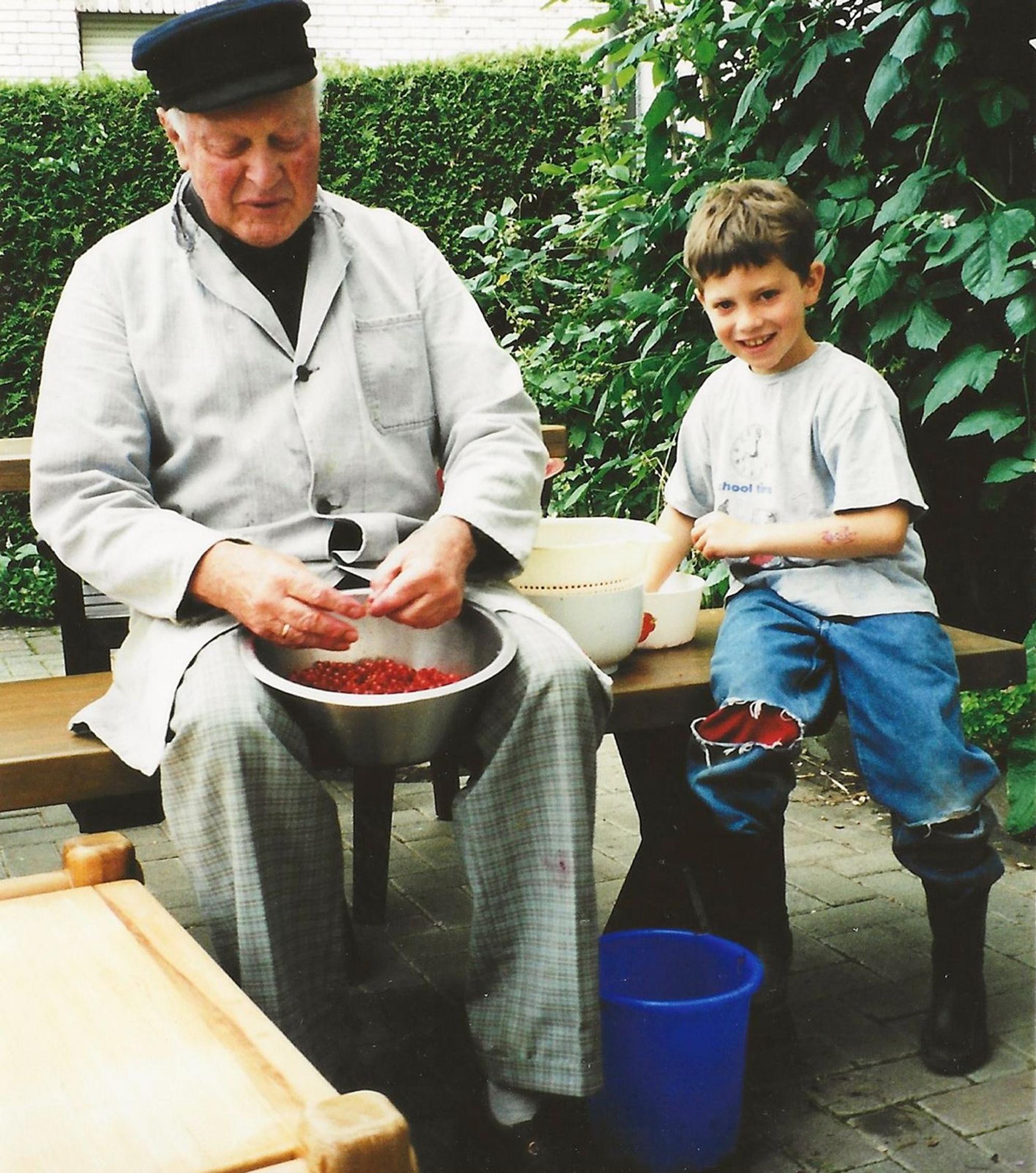 Der Start-up-Gründer Phil Janßen aus Morsbach-Lichtenberg, mit seinem Opa Heinz Schlechtingen bei der Gartenarbeit, aufgenommen worden ist dieses Foto 1998.