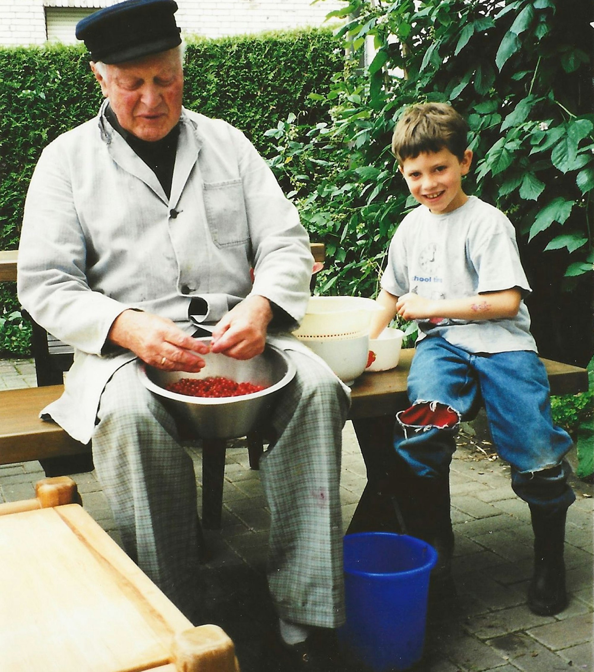 Der Start-up-Gründer Phil Janßen aus Morsbach-Lichtenberg, mit seinem Opa Heinz Schlechtingen bei der Gartenarbeit, aufgenommen worden ist dieses Foto 1998.