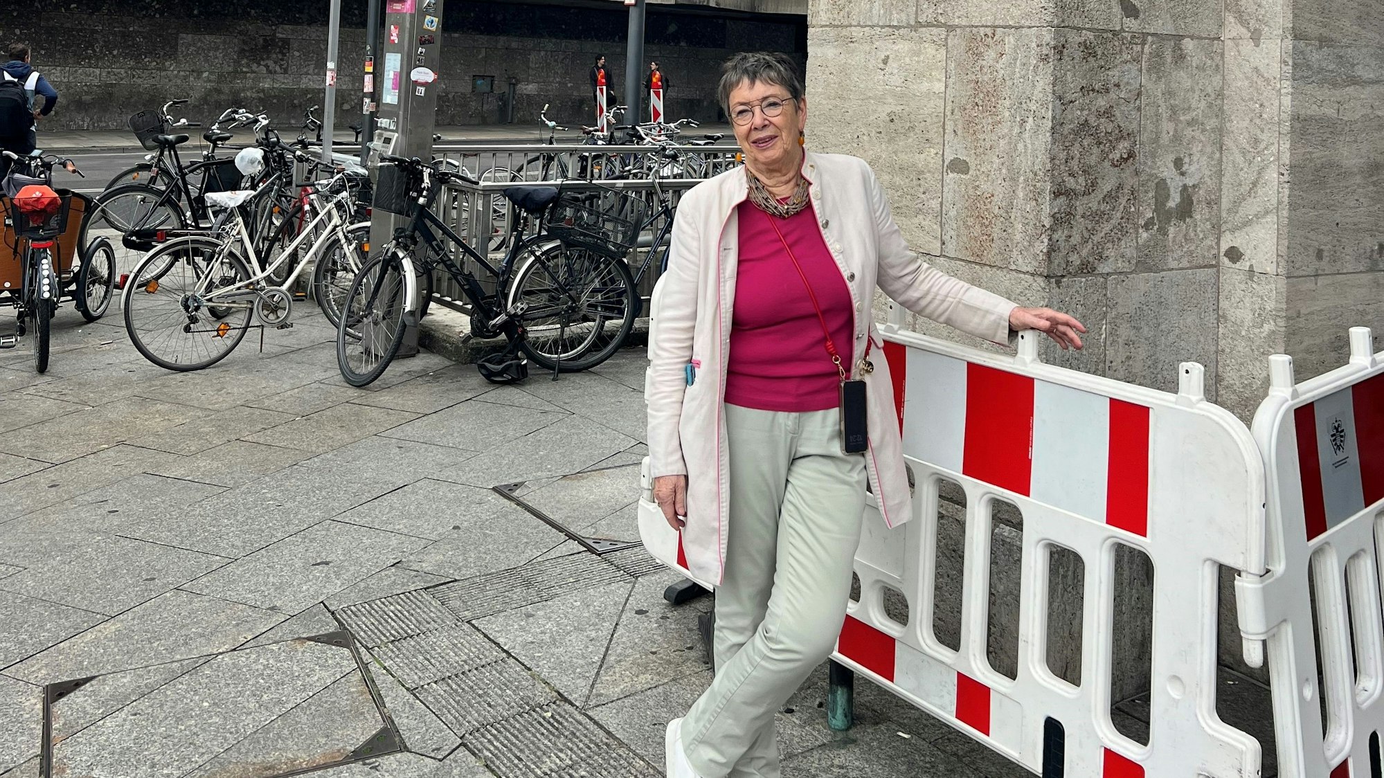 Barbara Schock-Werner zeigt an einer beispielhaften Ecke, wie unordentlich das Umfeld des Kölner Doms ist.