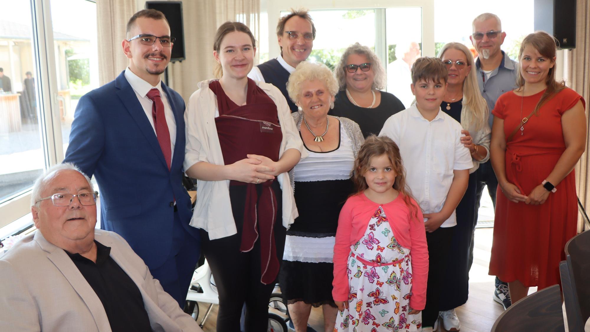 Gemeinsam mit ihrer Tochter, ihrem Schwiegersohn, den Enkelkindern, ihren vier Urenkeln feierten die Eheleute Peter und Renate ihr 60. Hochzeitsjubiläum.