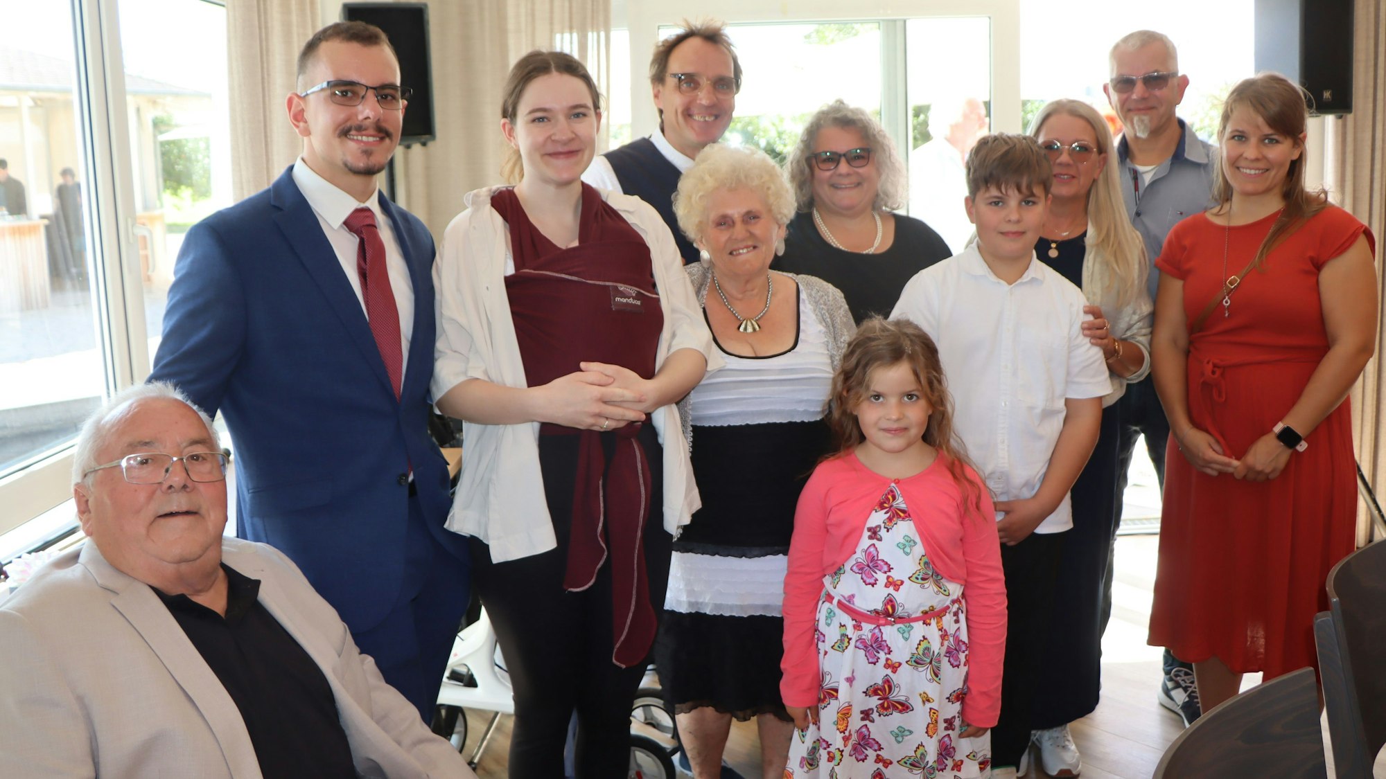 Gemeinsam mit ihrer Tochter, ihrem Schwiegersohn, den Enkelkindern, ihren vier Urenkeln feierten die Eheleute Peter und Renate ihr 60. Hochzeitsjubiläum.