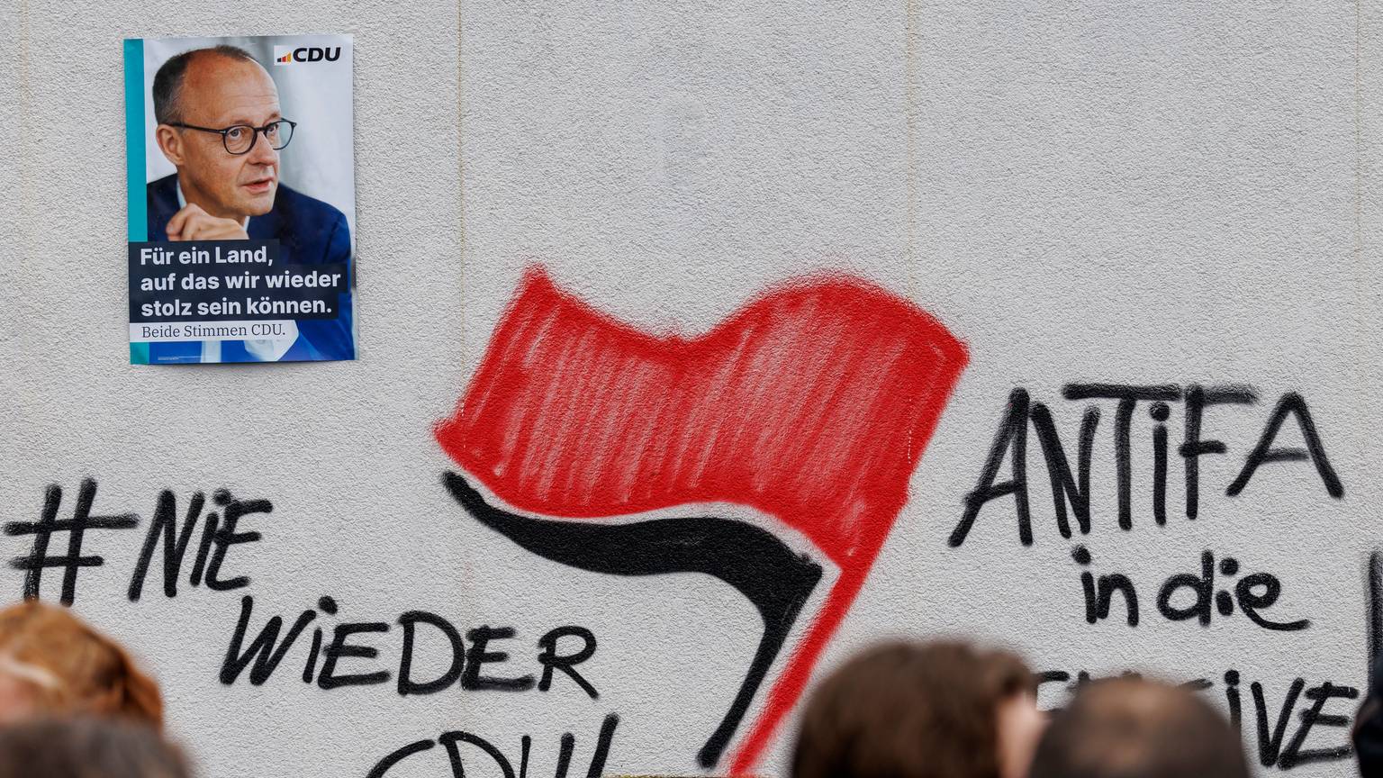 An die Schützenhalle in Menden hatten Unbekannte im Januar vor einem Wahlkampfauftritt von Friedrich Merz (CDU) Schriftzüge an eine Wand gesprüht. (Archivbild)