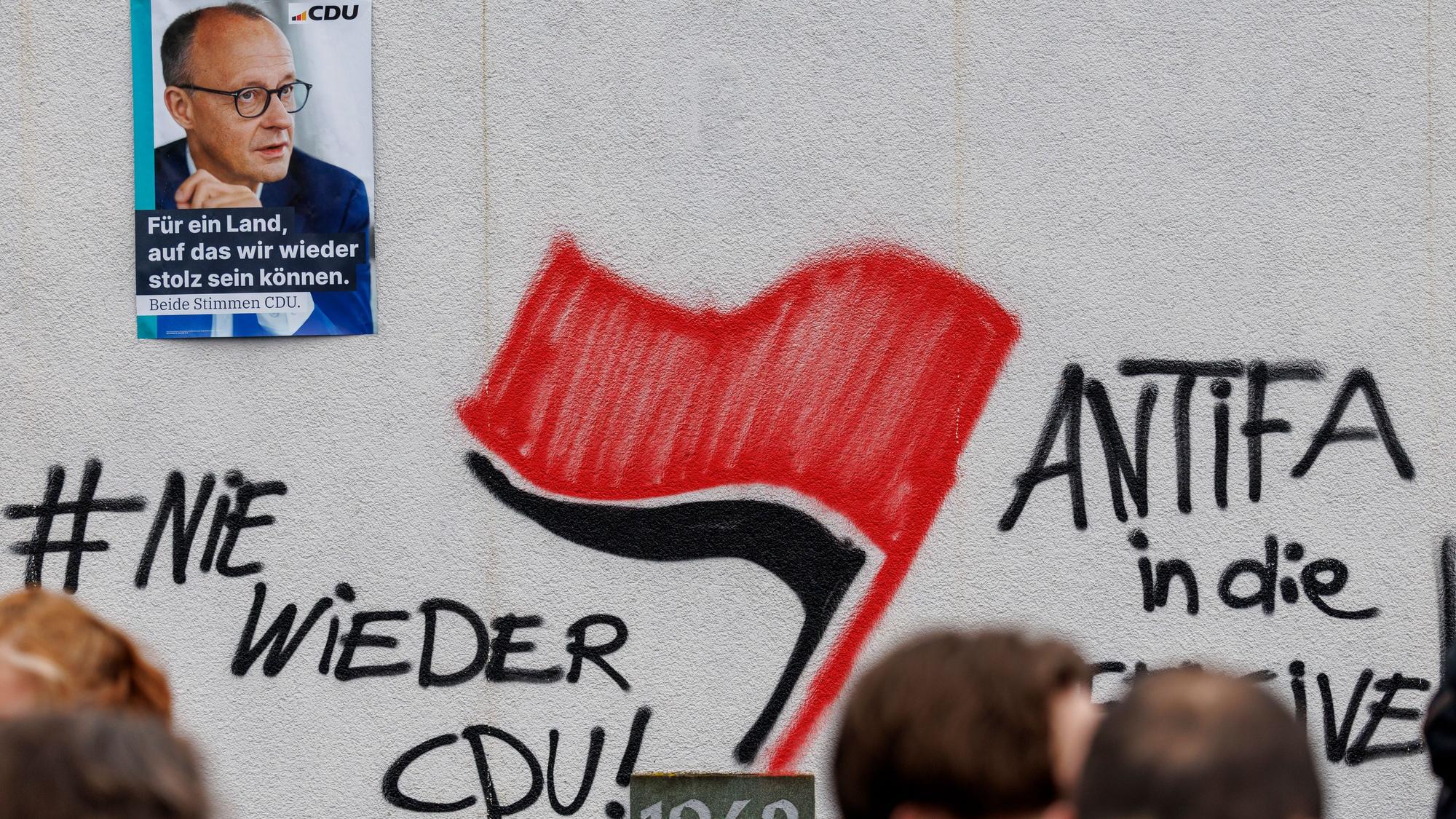 An die Schützenhalle in Menden hatten Unbekannte im Januar vor einem Wahlkampfauftritt von Friedrich Merz (CDU) Schriftzüge an eine Wand gesprüht. (Archivbild)