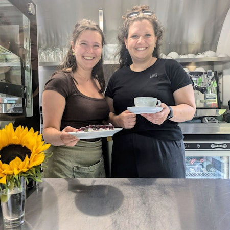 Café Luno-Inhaberin Lisa Rosbach (rechts) und Mitarbeiterin Charlotte Brenner.