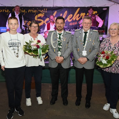 Die neuen Majestäten von Gummersbach-Dieringhausen (v.l.): Kinderkönig Yaroslow Shyshko, Damenmeisterin Regine Brüning, König Thomas Müller sowie das weiterhin amtierende Kaiserpaar Dieter Hart und Martina Vösterling.