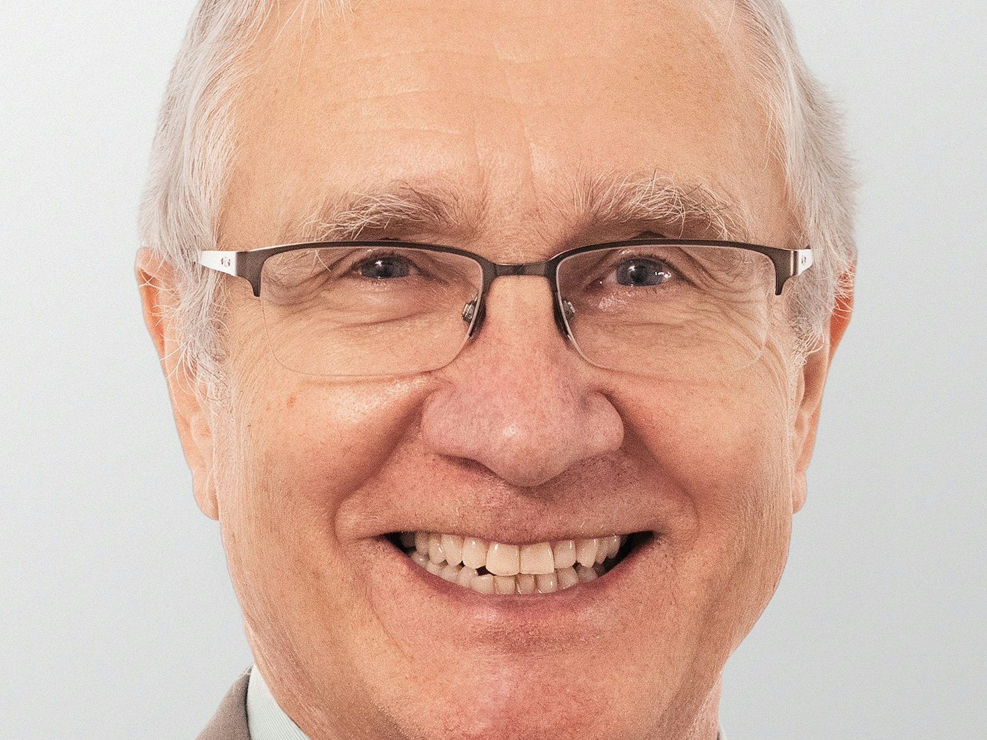 Peter Rauw lächelt in die Kamera.