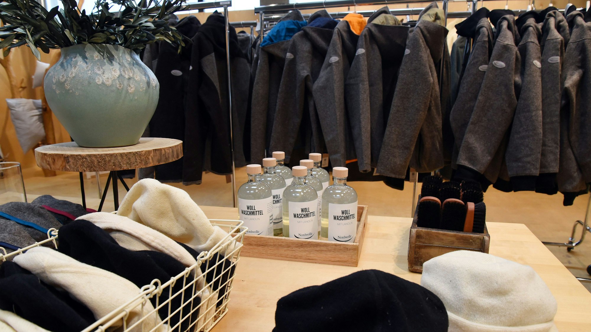 In einem Showroom sind Produkte der Marke Nordwolle zu sehen.