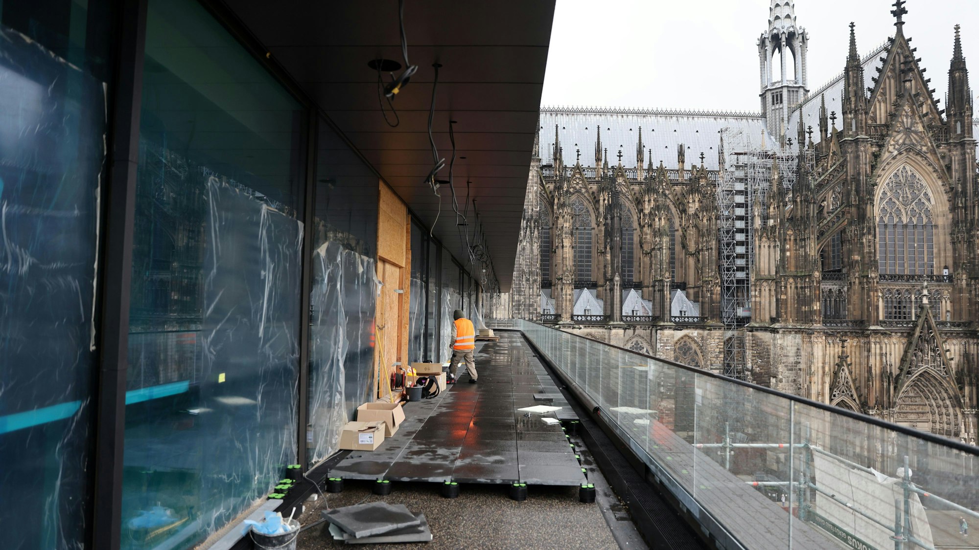 Der Untergrund für die künftige Dachterrasse: Die Granitplatten werden auf Kunststoffstützen verlegt.