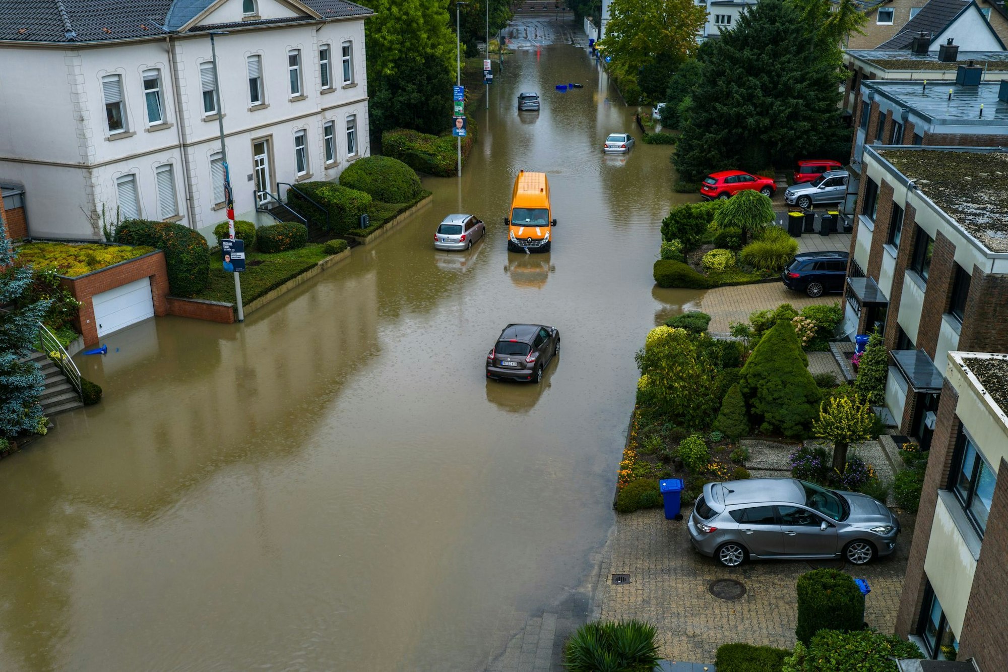 Bewohner von Häusern direkt am Fluss werden in Sicherheit gebracht.