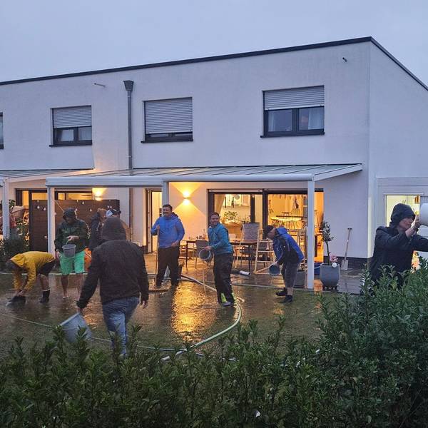In der Ressourcenschutzsiedlung in Kaster standen Straßen unter Wasser, Nachbarn kämpften gemeinsam gegen die Wassermassen.