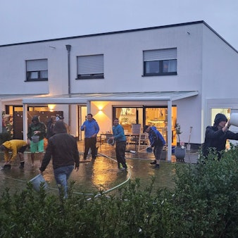 In der Ressourcenschutzsiedlung in Kaster standen Straßen unter Wasser, Nachbarn kämpften gemeinsam gegen die Wassermassen.