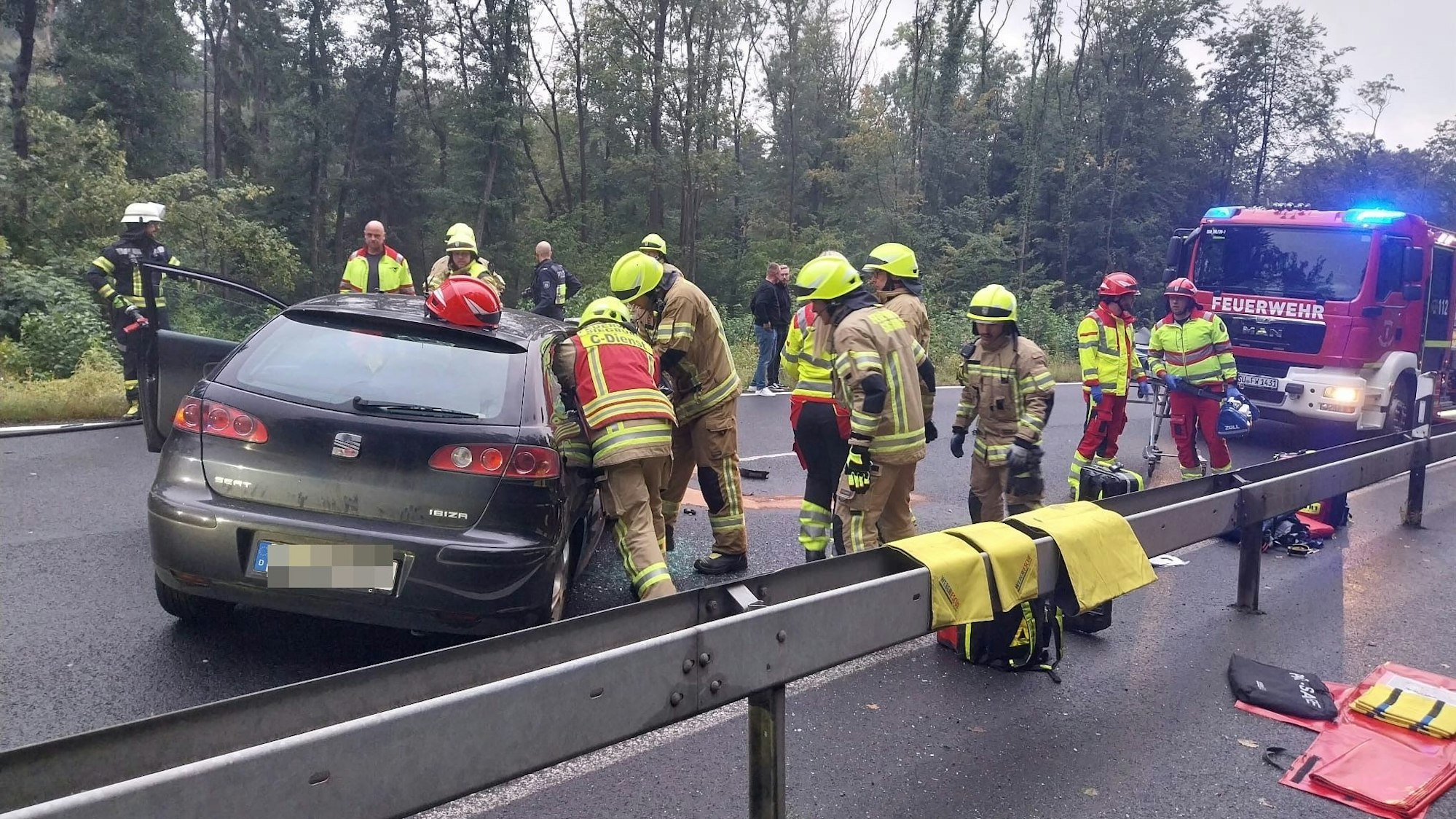 Schwerer Unfall auf der B56 zwischen Lohmar-Franzhäuschen und Siegburg-Stallberg: der eingeschlossene Beifahrer wurde von der Feuerwehr befreit.