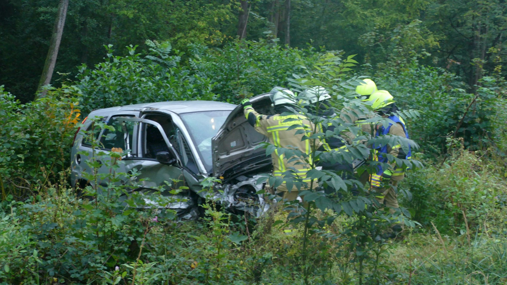 Ein Opel war in den Gegenverkehr geraten, das Auto schleuderte anschließend ins Grün.