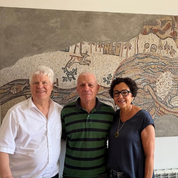 Jiftach Jaakov (M.), der Neffe von Friedensnobelpreisträger Jitzhak Rabin, steht mit Marion und Peter Reinecke in Jerusalem beisammen.