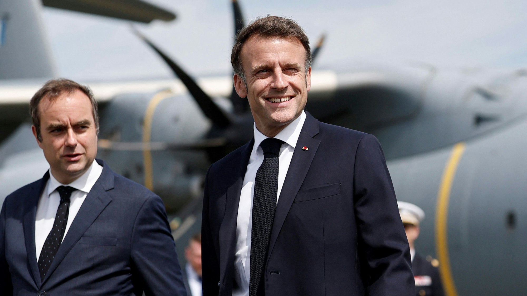 Der französische Verteidigungsminister Sebastien Lecornu (l)empfängt Präsident Emmanuel Macron auf der 55. Internationalen Pariser Luftfahrtausstellung auf dem Flughafen Le Bourget bei Paris.