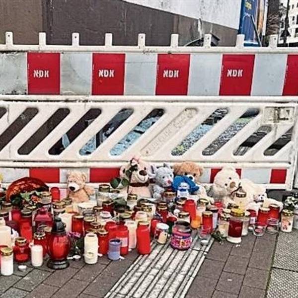 Am Tag nach dem Unglück stellten zahlreiche Menschen Kerzen und Plüschtiere an der Unfallstelle ab.