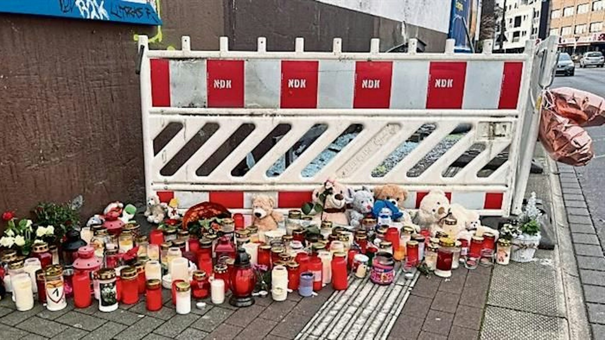 Am Tag nach dem Unglück stellten zahlreiche Menschen Kerzen und Plüschtiere an der Unfallstelle ab.