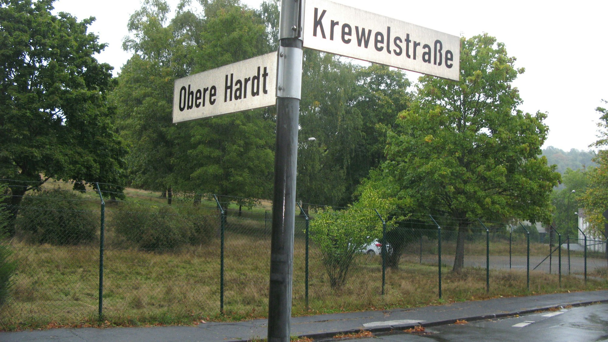 Wohin führt der Weg für die Mosaikschule? Die Freifläche zwischen Krewelstraße und Obere Hardt wurde als Standort für einen Neubau ins Auge gefasst.