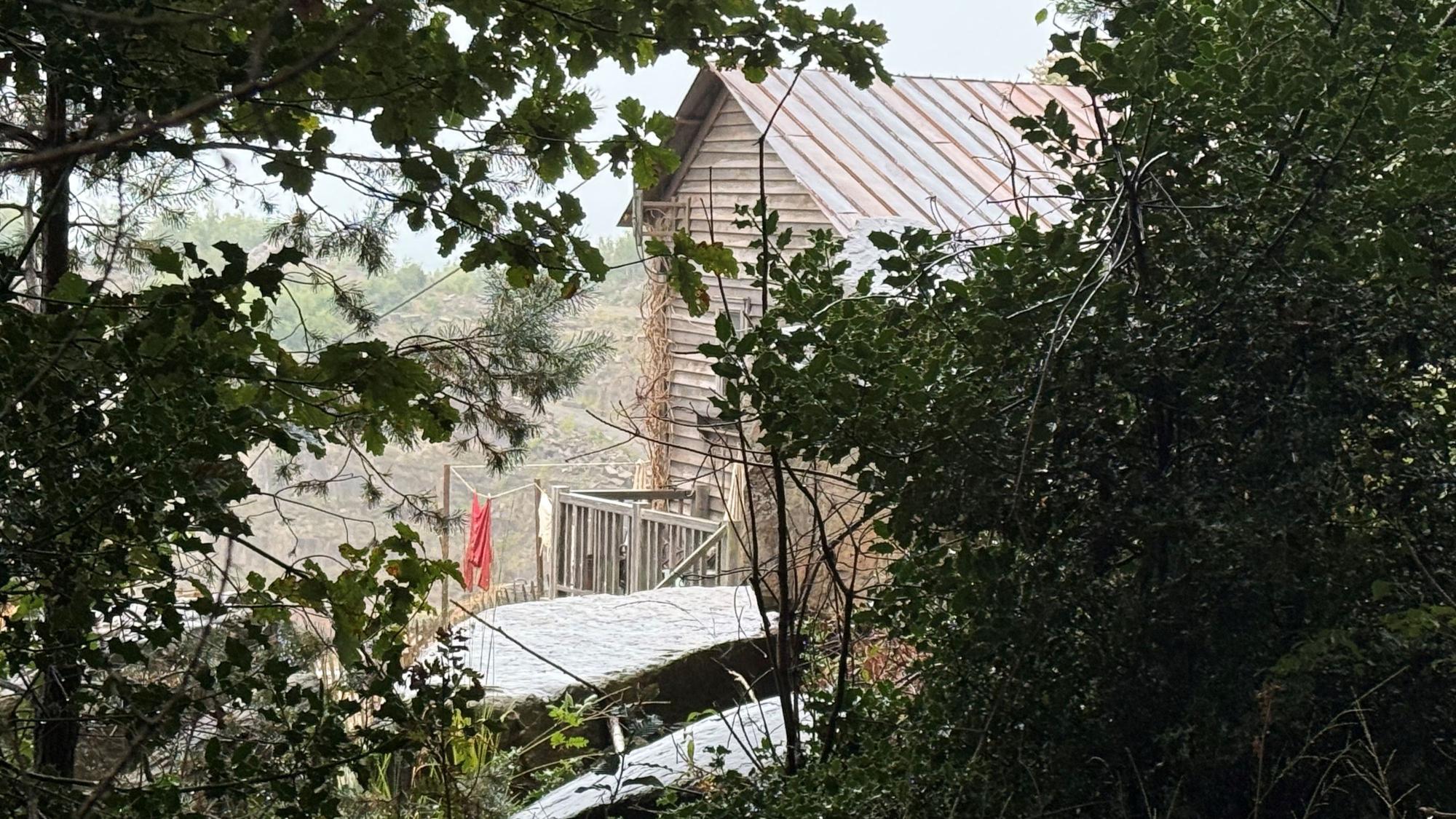 Blick auf eine Hütte und eine Wäscheleine im Lindlarer Steinbruch.