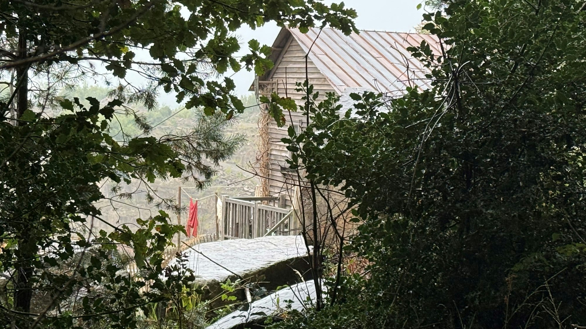 Blick auf eine Hütte und eine Wäscheleine im Lindlarer Steinbruch.