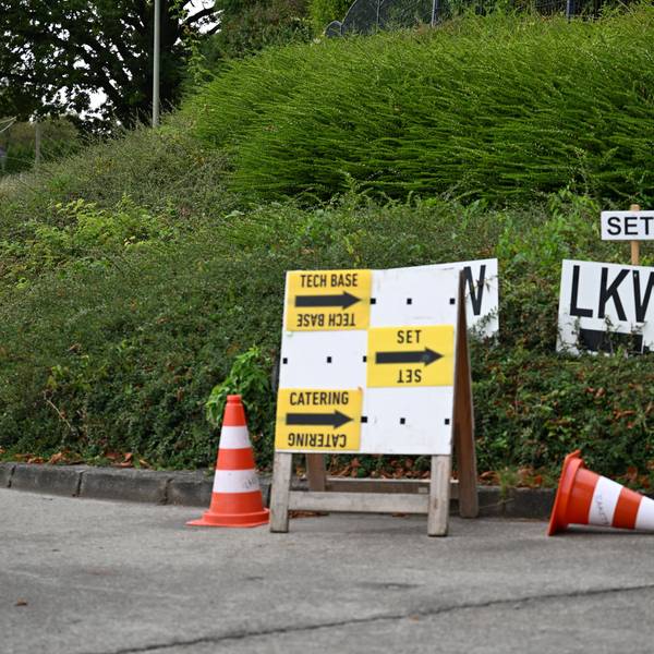 Ein Schild weist auf verschiedene Orte an einem Filmset.