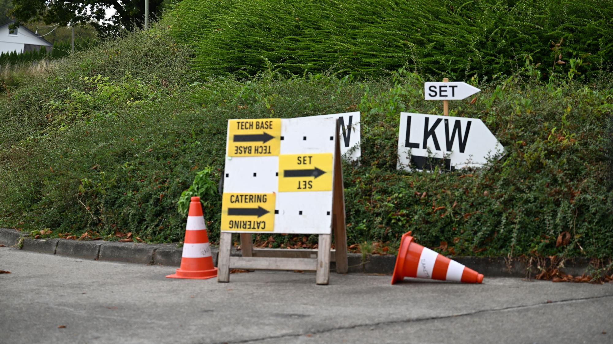 Ein Schild weist auf verschiedene Orte an einem Filmset.