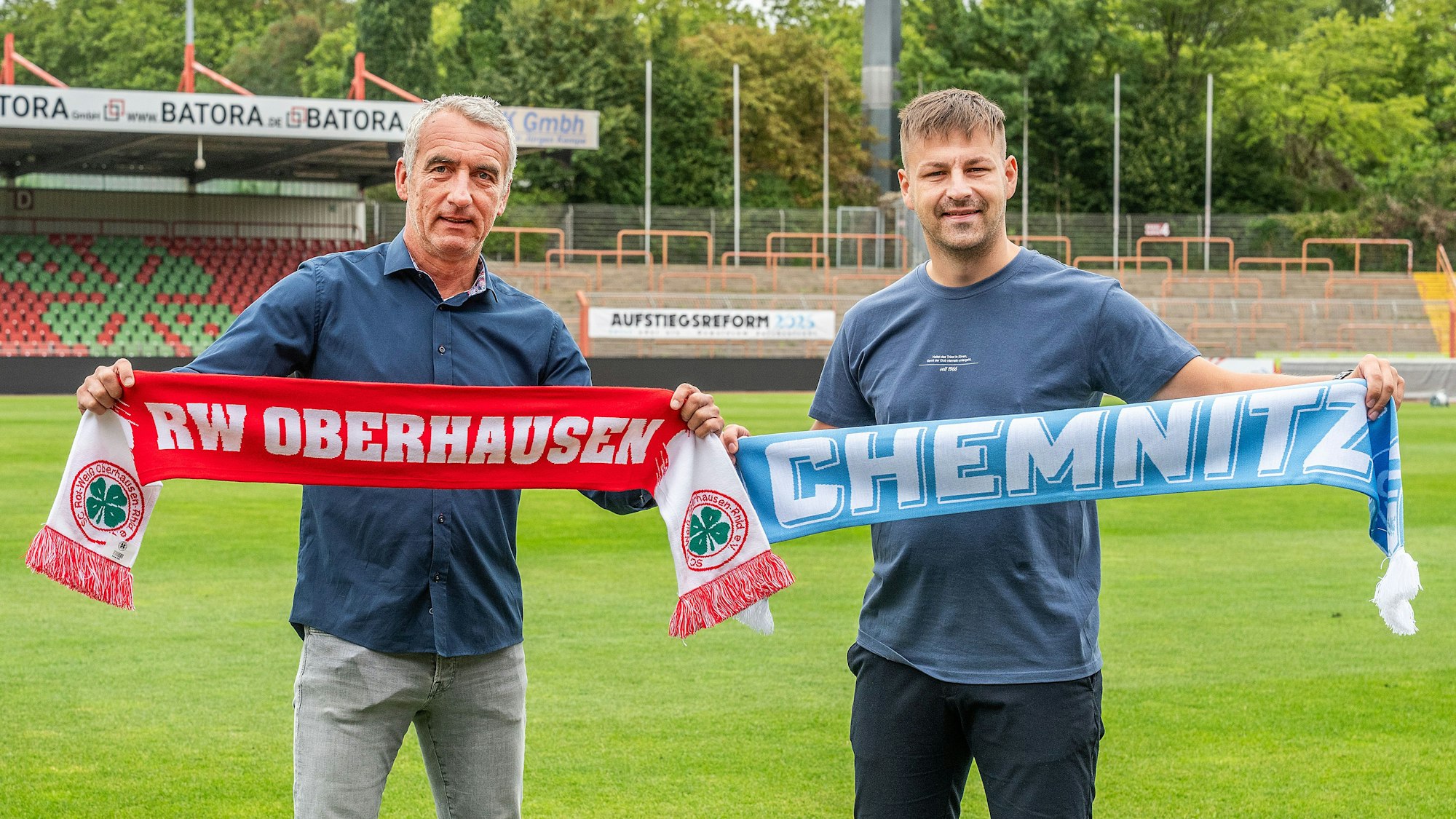 Im Rahmen der Aufstiegsinitiative spielten Rot-Weiß Oberhausen und der FC Chemnitz gegeneinander (5:1 für RWO), unter dem Motto „das Nichtaufstiegsspiel.“ Ziel war es, weitere Aufmerksamkeit auf die Initiative zu lenken. Links im Bild Marcus Uhlig, rechts Tommy Haeder, Sprecher der Initiative Aufstiegsreform 2025 sowie Geschäftsstellenleiter bei Chemnitz.