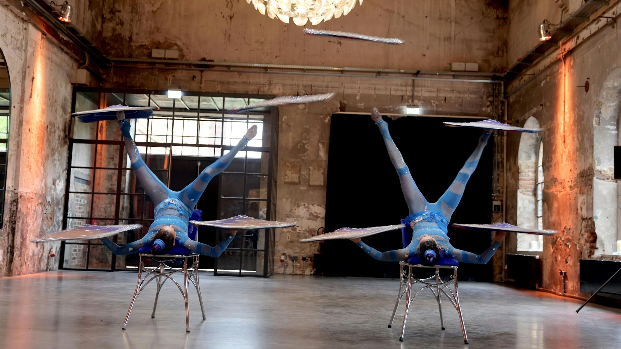 Zwei Akrobatinnen, die für den Weihnachtszirkus auftreten werden.