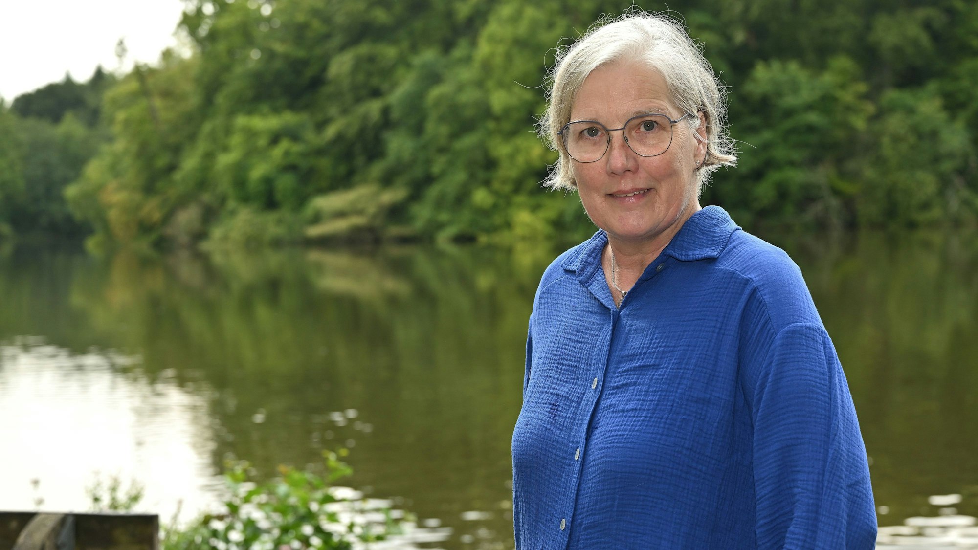 Landratskandidatin Cornelia Swillus-Knöchel (Die Linke) steht an der Saaler Mühle.